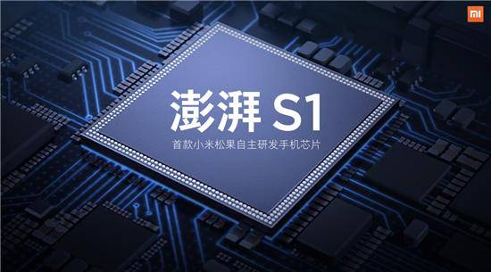 延平：中学子走路低头玩移动设备 撞坏路旁汽车后视镜